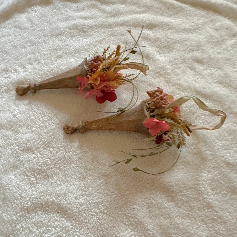 Two Flower-filled Sconces - Picture 4 of 6